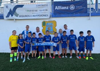 Integrantes del club segoviano posan tras el acuerdo con Allianz./CD CANTALEJO