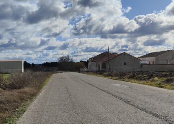 La antigua carretera de Segovia es utilizada por los paseantes de Cuéllar./ E. A.