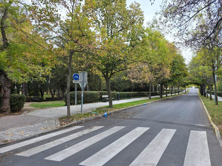 El aparcamiento en la calle de acceso al cementerio se suprime por la festividad de Todos los Santos 1 Calle Santo Ángel de la Guarda. / AYUNTAMIENTO DE SEGOVIA