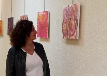 Cada obra de Mamen Puente, realizada en acuarela o acrílico con toques dorados, se convierte en una puerta simbólica hacia el interior.