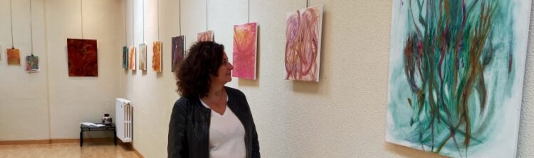 Cada obra de Mamen Puente, realizada en acuarela o acrílico con toques dorados, se convierte en una puerta simbólica hacia el interior.