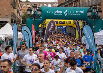 SAlida de la carrera solidaria de la Fundación Caja Rural por el cáncer, en Segovia. / Héctor Criado