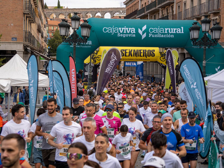 Hasta 3.000 segovianos corren y marchan contra el cáncer 1 SAlida de la carrera solidaria de la Fundación Caja Rural por el cáncer, en Segovia. / Héctor Criado