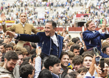 Casado, Rincón y Vázquez, entre centenares de jóvenes en Las Ventas. / EFE