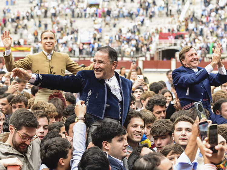 Casado, Rincón y Vázquez, entre centenares de jóvenes en Las Ventas. / EFE