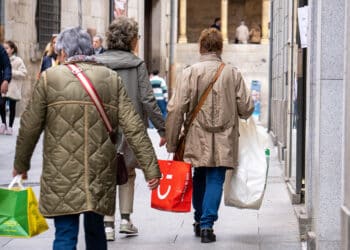 Compras en la calle Real. / HÉCTOR CRIADO