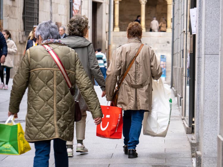 Compras en la calle Real. / HÉCTOR CRIADO