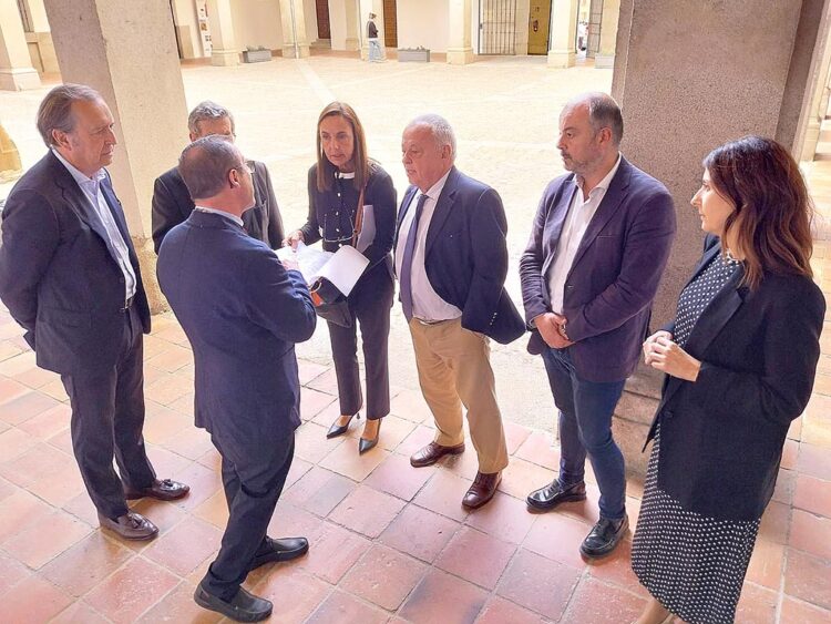 Santonja sitúa a la Catedral de Segovia como modelo de gestión del patrimonio 1 El consejero de Cultura, Turismo y Deporte, Gonzalo Santonja, participa en la clausura el Congreso Internacional 'Fe y Materia. Cinco siglos de historia. Catedral de Segovia'