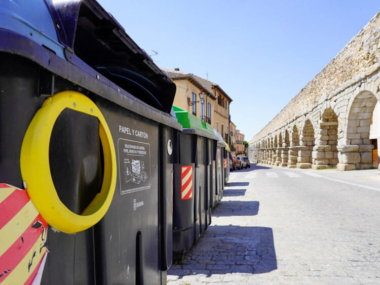 Contenedores de basura en Segovia. / HÉCTOR CRIADO