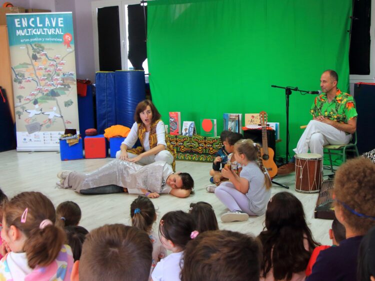'Cuentos y Músicas del mundo' en el Colegio de Boceguillas/ DIPUTACIÓN