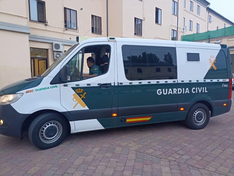 La Guardia Civil detiene a dos hombres como presuntos autores de un delito de robo con fuerza mediante la técnica del butrón / GUARDIA CIVIL