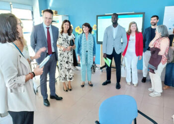 El director general de Personas Mayores, Personas con Discapacidad y Atención a la Dependencia, Eduardo García Brea, en su visita a un programa de itinerarios personalizados de inserción sociolaboral en Segovia. / NACHO VALVERDE - ICAL