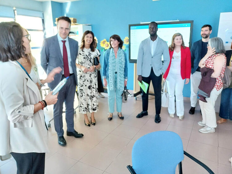 El director general de Personas Mayores, Personas con Discapacidad y Atención a la Dependencia, Eduardo García Brea, en su visita a un programa de itinerarios personalizados de inserción sociolaboral en Segovia. / NACHO VALVERDE - ICAL