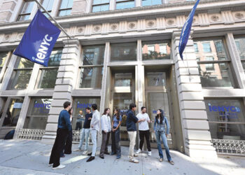 Entrada principal del IE New York College, que este año acoge a estudiantes de 34 países. / IEU
