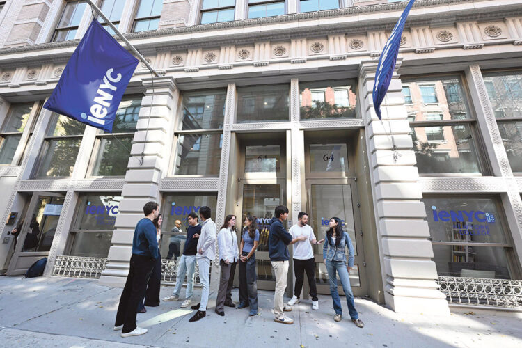 Entrada principal del IE New York College, que este año acoge a estudiantes de 34 países. / IEU