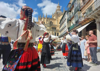 El concejal de Cultura, Juan Carlos Monroy, durante el Festival de Folklore de La Esteva. / AYTO. SEGOVIA