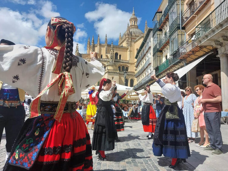 Cultura resuelve las subvenciones por concurrencia competitiva a 48 proyectos con 203.000 euros 1 El concejal de Cultura, Juan Carlos Monroy, durante el Festival de Folklore de La Esteva. / AYTO. SEGOVIA
