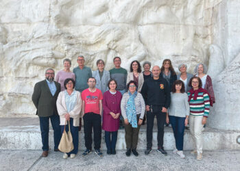 La directora de la biblioteca, Carmen Delibes (centro) con su equipo.