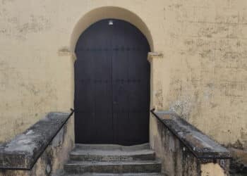 Puerta de la iglesia de San Juan Bautista en Gallegos.