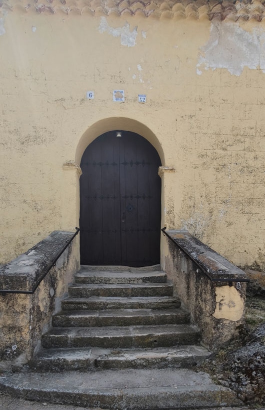 Puerta de la iglesia de San Juan Bautista en Gallegos.