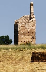 Las ruinas románicas de El Torregil, sobre el cerro La Lastra.