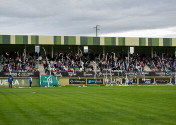 Afición de La Albuera instantes antes del duelo ante el Ávila./HÉCTOR CRIADO