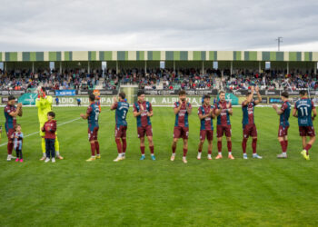 Los jugadores de la Segoviana saludan a la afición de La Albuera instantes antes del duelo ante el Ávila./HÉCTOR CRIADO
