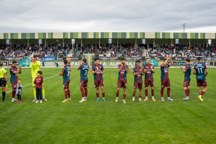 Los jugadores de la Segoviana saludan a la afición de La Albuera instantes antes del duelo ante el Ávila./HÉCTOR CRIADO