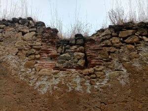 Huecos de ventanas en la ermita Nuestra Señora de Tabladillo.