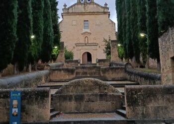Escalinata de la iglesia-sepulcro de San Juan de la Cruz./ A. G.