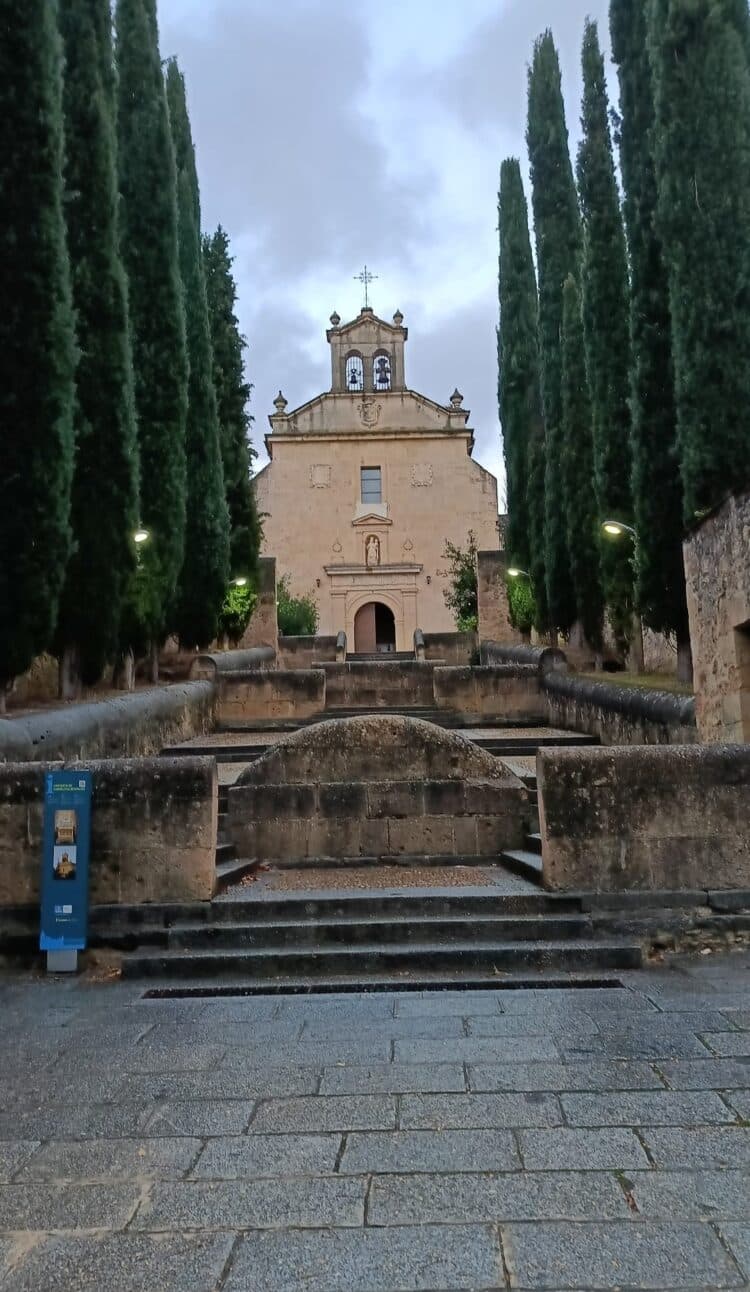 Segovia, en el centro del Año Jubilar de San Juan de la Cruz 1 Escalinata de la iglesia-sepulcro de San Juan de la Cruz./ A. G.