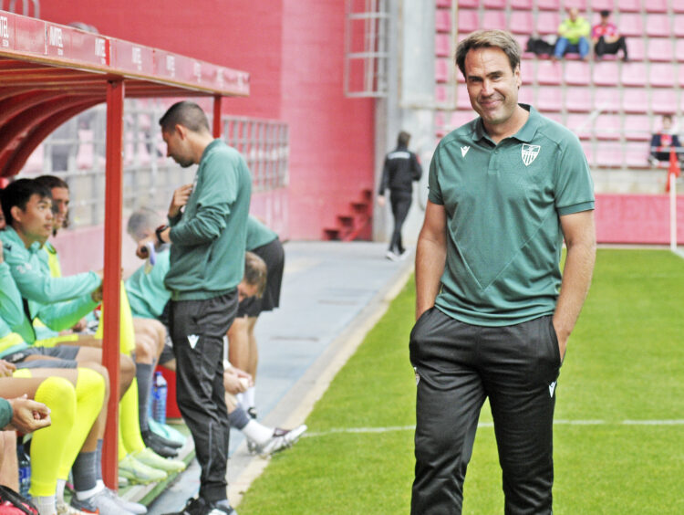 Iñaki Bea sonríe sobre el césped de Los Pajaritos antes del comienzo del partido ante el Numancia./ G. SEGOVIANA