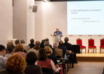 José Antonio Ruiz Hernando, cronista oficial de Segovia, ofrece la ponencia inaugural del Congreso Internacional 'Fe y Materia: cinco siglos de historia de la Catedral de Segovia'. / HECTOR CRIADO