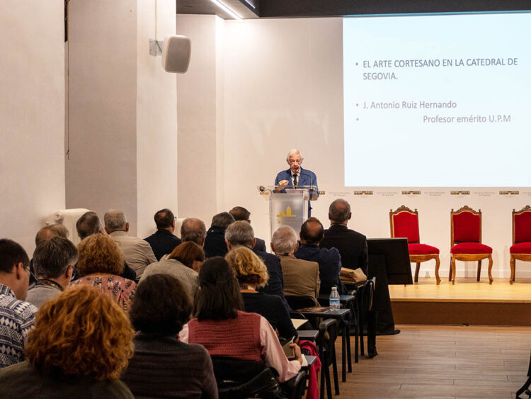 Medio centenar de expertos profundizan sobre los cinco siglos de la Catedral 1 José Antonio Ruiz Hernando, cronista oficial de Segovia, ofrece la ponencia inaugural del Congreso Internacional 'Fe y Materia: cinco siglos de historia de la Catedral de Segovia'. / HECTOR CRIADO