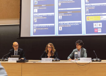 La mesa inaugural con Ángel Martín Román, profesor de la Universidad de Valladolid y director de la Jornada, Cristina Vela Delfa, decana de la Facultad de CC.SS., Jurídicas y de la Comunicación y Miguel Ángel Gómez de Antonio, vocal asesor en el Instituto de Estudios Fiscales. / UVa