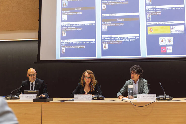 La mesa inaugural con Ángel Martín Román, profesor de la Universidad de Valladolid y director de la Jornada, Cristina Vela Delfa, decana de la Facultad de CC.SS., Jurídicas y de la Comunicación y Miguel Ángel Gómez de Antonio, vocal asesor en el Instituto de Estudios Fiscales. / UVa
