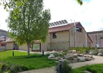 Jardín de la casa del parque Hoces del río Riaza / JCYL