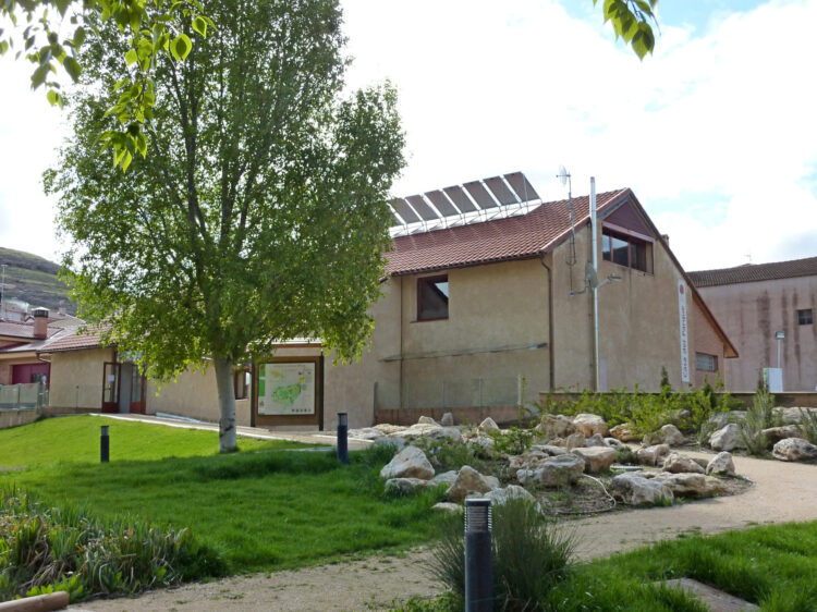 Jardín de la casa del parque Hoces del río Riaza / JCYL