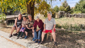 Vecinas de La Mata posan amablemente para El Adelantado.
