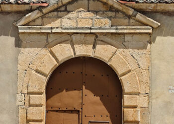 Puerta de la iglesia de San Cristóbal en Matabuena.
