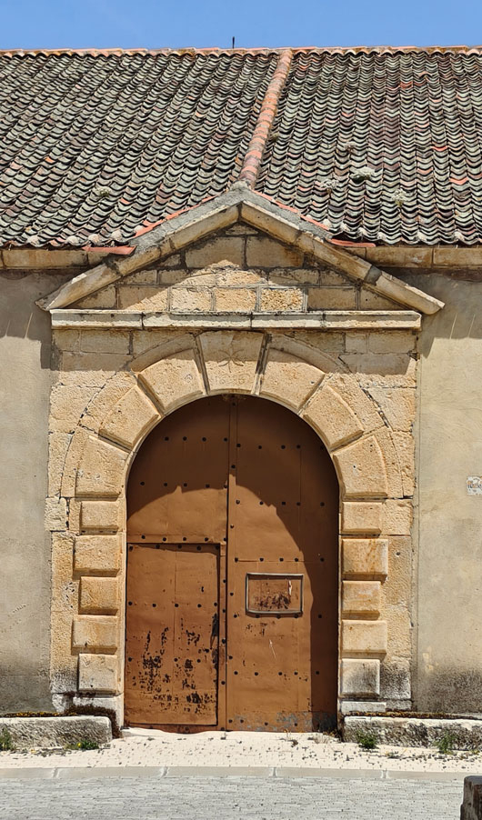 Atravensando los montes Carpetanos 1 Puerta de la iglesia de San Cristóbal en Matabuena.