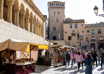 Puestos del mercado medieval de la Plaza de los Mercaderes, instalados en la plaza de Medina del Campo, de Segovia. / HÉCTOR CRIADO