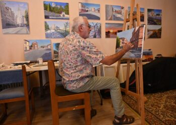 Miguel Ángel Maestro en su taller ultimando una de sus obras / JUAN CARLOS JIMÉNEZ