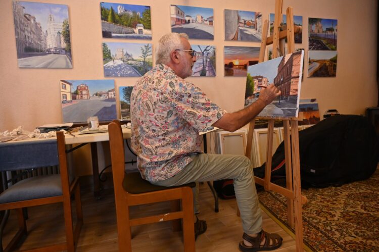 Miguel Ángel Maestro en su taller ultimando una de sus obras / JUAN CARLOS JIMÉNEZ