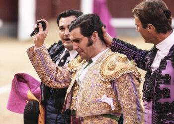 El diestro Morante de la Puebla durante el festejo vespertino de la Feria de Otoño celebrado este domingo en la plaza de Las Ventas, en Madrid. EFE/ Borja Sánchez-Trillo