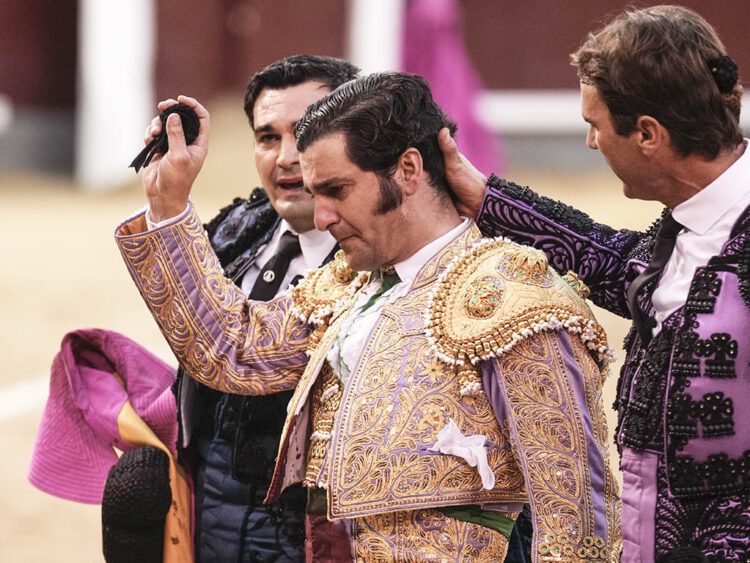 El diestro Morante de la Puebla durante el festejo vespertino de la Feria de Otoño celebrado este domingo en la plaza de Las Ventas, en Madrid. EFE/ Borja Sánchez-Trillo
