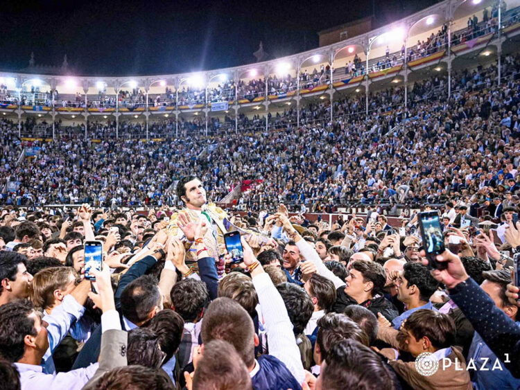Morante de la Puebla, en hombros el pasado domingo en Las Ventas en su última tarde de luces. / PLAZA 1
