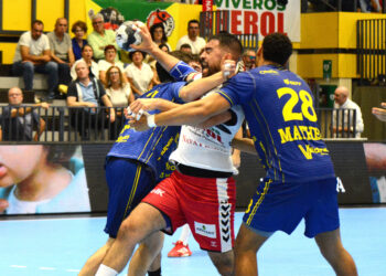 Gonzalo Carró intenta zafarse de dos jugadores del Bidasoa./ AMADOR MARUGÁN