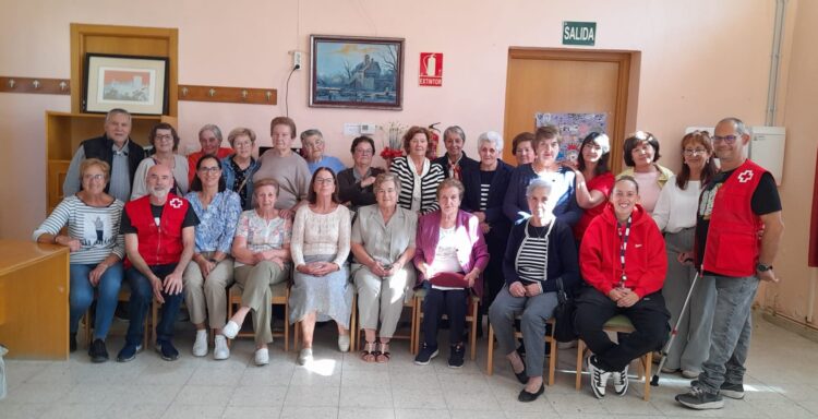 Cruz Roja imparte una charla en Cantimpalos sobre el uso de dispositivos de voz para las personas mayores 1 Participantes en la charla impartida en Cantimpalos / LOURDES MATARRANZ