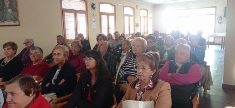 La Asociación de Jubilados de la Zona Centro realiza una visita a Aguilafuente 1 Instante de la charla informativa / LOURDES MATARRANZ